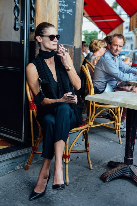 Tommy Ton’s Best Street-Style Pics From the Men’s Shows Menswear Street Style, Tommy Ton Street Style, Mens Fashion Week Street Style, Fashion Gone Rouge, Tommy Ton, Parisienne Chic, 2016 Menswear, Cafe Style, Mens Fashion Week