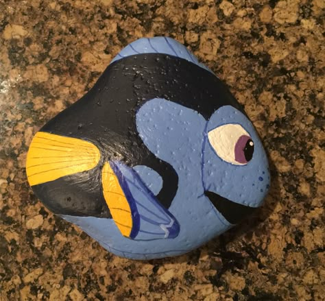 Finding Dory painted rock. Dory Rock Painting, Painted Rocks Ideas, Painted Rock Ideas, Fish Paintings, Fish Rocks, Start Painting, Time Images, Painted Rocks Craft, Painting Rocks