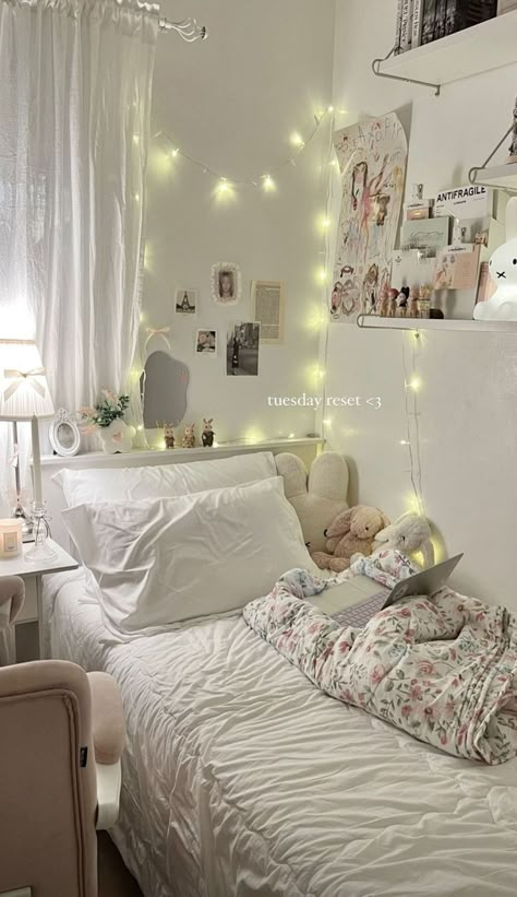 Cute Room Inspo For Small Rooms, Small Room Inspo Aesthetic Cozy, Tiny Room Aesthetic, Cute Room Ideas For Small Rooms Bedrooms, Twin Bed Ideas For Small Room Aesthetic, Room Inspo Small Bedroom, Cute College Dorm Ideas, Little Room Ideas, Room Decor Ideas Pink