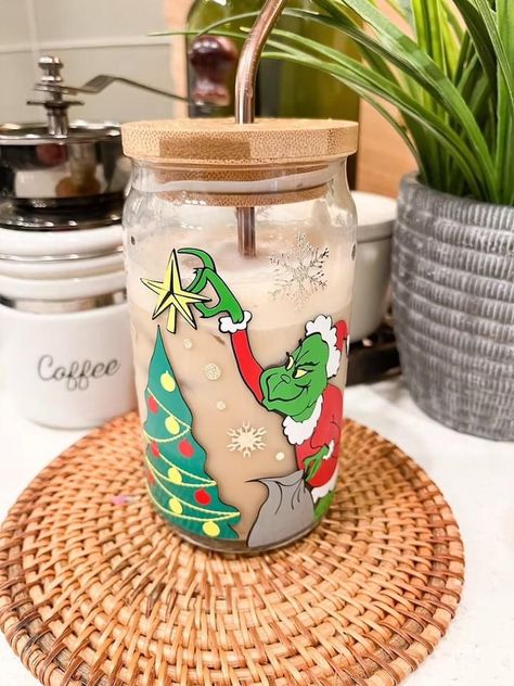 Can Glass Christmas, Diy Christmas Mugs, Grinch Stuff, Starbucks Cup Art, Christmas Cups, Holiday Cups, Christmas Grinch, Christmas Cup, Glass Bottle Crafts