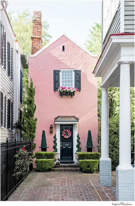 Charleston Homes, Pintura Exterior, Narrow House, Casa Vintage, Pink House, Design Exterior, Pink Houses, House Goals, Style At Home