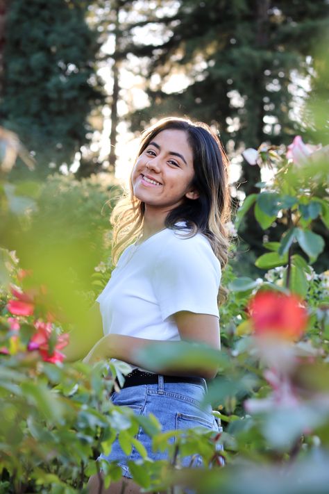 Rose Garden Pictures Poses, Garden Pic Poses, Photoshoot In Garden Ideas, Poses In Greenery, Garden Poses For Women, Garden Portrait Photography, Garden Pictures Poses, Rose Garden Photoshoot, Garden Photoshoot Ideas