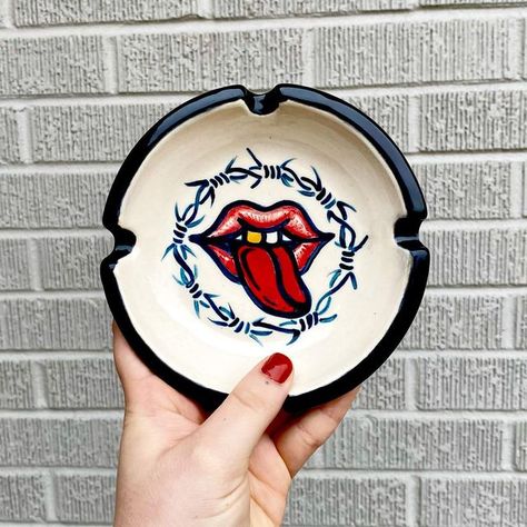 Painted Ashtray Ideas, Ash Tray Pottery Ideas, Tattoo Ceramics, Diy Clay Ashtray Ideas, Painted Ashtrays, Ashtray Painting Ideas, Clay Ashtray Ideas, Tattoo Kitchen, Ashtray Clay