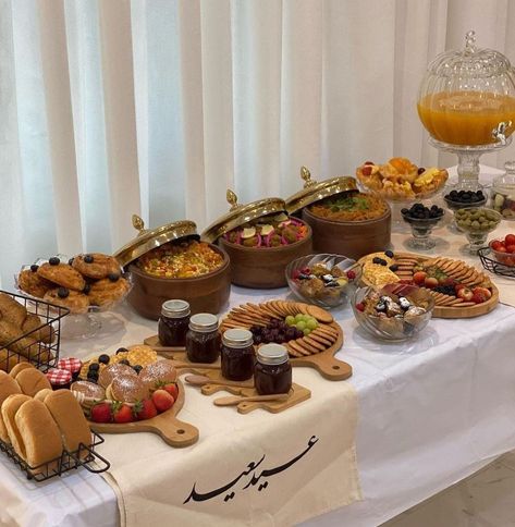 Eid Breakfast, Food Display Table, Food Set Up, Catering Food Displays, Eid Food, Decorações Com Comidas, Breakfast Platter, Party Food Buffet, Catering Ideas Food