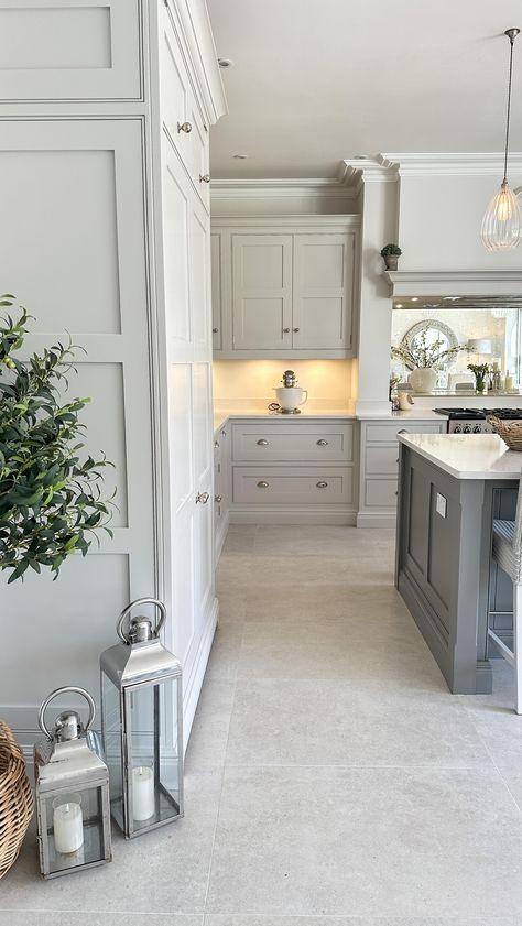 Becks Doyle (@thehousebuild) • Instagram photos and videos British Houses Interior, Pale Grey Kitchen, Shaker Kitchen With Island, English Country Kitchen, Kitchen Uk, Kitchen Decor Trends, Twin Mum, White Modern Farmhouse, Kitchen Layout Plans