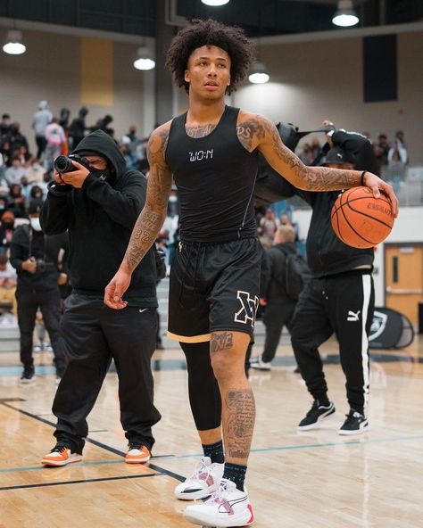 Mikey Basketballer, Basketball Drip Outfits, Mikey Williams Outfit, Hoopers Outfit, Mikey Williams Basketball, Mikey Williams Wallpaper, Basketball Swag, Basketball Attire, Basketball Shorts Outfit