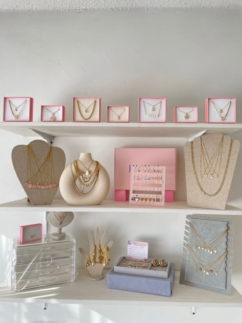 Interior For Boutique Shop, Instagram Store Design, Ideas Para Boutique, Jewelry Shop Design, Jewelry Display Booth, Instagram Boutiques, Showroom Decor, Craft Market Display, Store Decoration