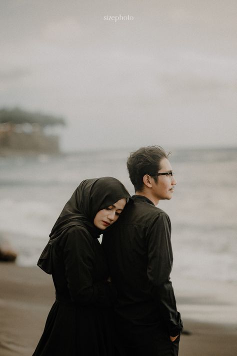 From Prewedding Moment @bayuadepratama & @nazliaslvn • • • More Info Price List. 082213434707 Beach Prewedding, Prewed Outdoor, Casual Prewedding, Prewedding Outdoor, Wedding Portrait Poses, Pre Wedding Shoot Ideas, Pre Wedding Photoshoot Outdoor, Pre Wedding Poses, Beach Shoot