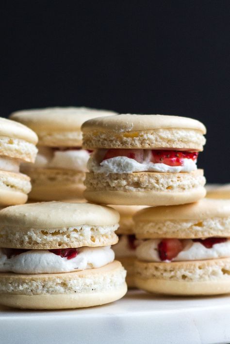 스트로베리 쇼트케이크 마카롱 French Macaroon Recipes, Macaron Flavors, Strawberry Shortcake Recipes, Macaron Cookies, Shortcake Recipe, French Macaroons, Macaroon Recipes, Macaron Recipe, Savoury Cake