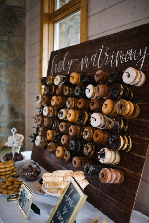 Donut Signs Wedding, Wooden Donut Stand, Diy Wedding Dinner Buffet, Black Donut Wall, Donut Platter, Donut Bar Ideas, Donut Buffet, Donut Wall Wedding, Donut Board