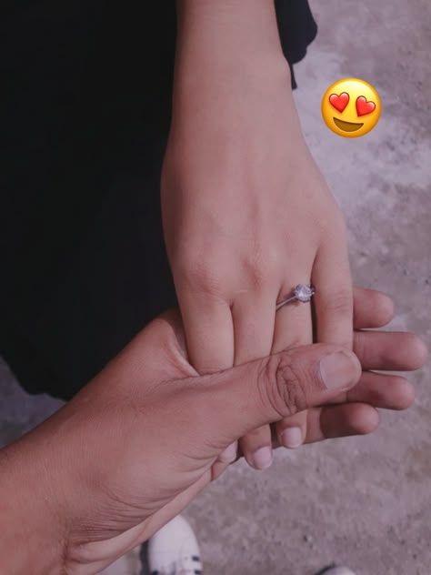 Fake Bf Hand Snaps, Lover Hands Couple, Bf And Gf Pictures Ideas, Hand Poses For Couple, Couple Hand Pic Ideas, Gf Bf Hands Dp, Gf Bf Photo, Couples Hands Holding Dpz, Hand Couple Pic