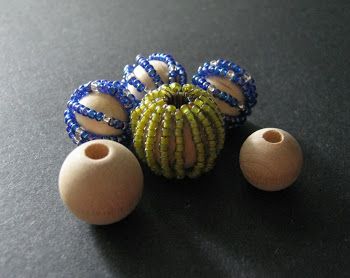 Seed Bead Covered Macrame Beads Bead Making Tutorials, Macrame Beads, Mini Christmas Ornaments, Diy Jewelry Tutorials, Weaving Tutorial, Beading Netting, Bead Making, Beaded Beads, Seed Beading