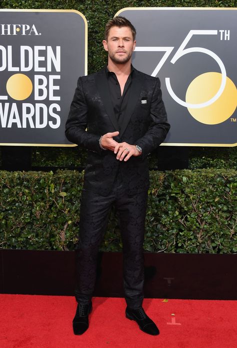 Chris Hemsworth - Cosmopolitan.com Chris Hemsworth Black Suit, Chris Hemsworth Red Carpet, Red Carpet Suits Men, Mens Red Carpet Looks, Chris Hemsworth Suit, Prom Looks For Guys, Menswear Lookbook, Snowwhite And The Huntsman, Luke Hemsworth