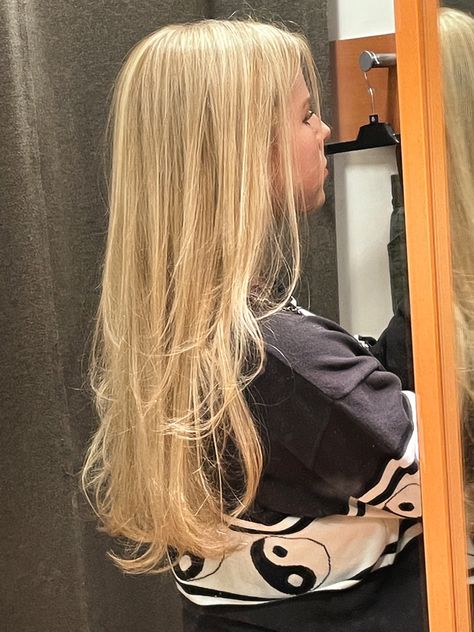 layers layered hair blonde long straight curled Straight Hair With Ends Curled, Layered Ends Long Hair, Straight Hair Curled Ends, Layered Hair Blonde, Sunny Blonde Hair, Curled Ends, Blonde Hair Looks, Front Hair Styles, Beauty Inspo