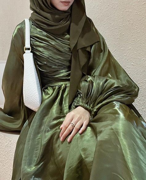 Hijabi Green Dress, Green Modest Outfit, Green Dress Hijab, Green Dress Modest, Green Hijab Outfit, Hijabi Fashion Summer, Girl Green Dress, Ethereal Dress, Hijab Style Tutorial