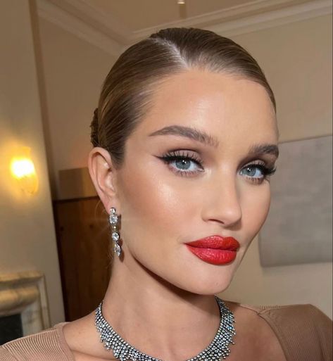 Winged Liner Red Lips Makeup, Evening Makeup Red Lips, Red Carpet Makeup 2022, Red Lipstick Wedding, Red Carpet Makeup Looks, Rosie Huntington Whiteley Makeup, Red Lip Makeup Look, Gatsby Makeup, Bold Lipstick Makeup