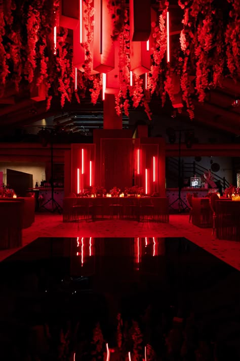 Red Party Ideas Decorations, Red Event Decor, Vip Party Ideas, Red Theory, Ambience Decor, Red Monochromatic, Led Lights Wedding, Red Birthday Party, Red Centerpieces