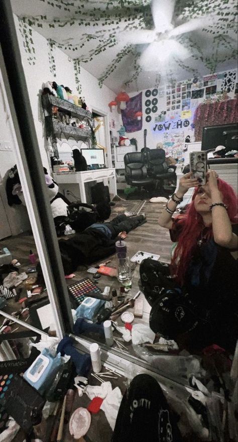 Grunge Trap House Aesthetic, Teenage Dirtbag Bedroom, Trashed Room, Graffiti Room Ideas, Graffiti Bedroom Ideas, Street Room Aesthetic, Teenager Dirtbag, Grungecore Aesthetic, Grunge House