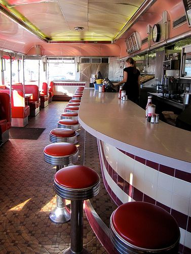 Glider Diner always had a great late night menu and boy was the place packed ! Bar Americano, Diner Interior, School Layout, Diner Aesthetic, 1950s Diner, Johnny Rockets, 50's Diner, Diner Restaurant, 50s Diner