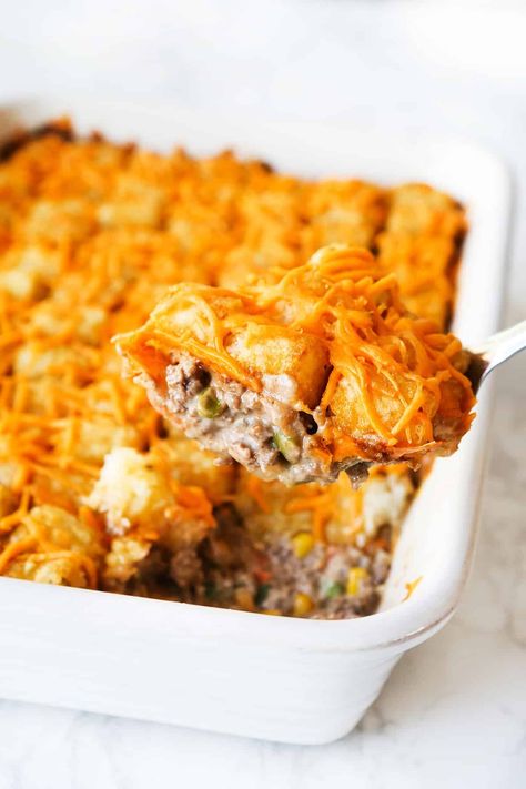 Minnesota Tater Tot Hotdish Recipe - Pip and Ebby Ideas With Ground Beef, Dinner Ideas With Ground Beef, Pip And Ebby, Tater Tot Hotdish, Easy Tater Tots, Ugly Food, Cheap Dinner Ideas, Hotdish Recipes, Easy Mashed Potatoes