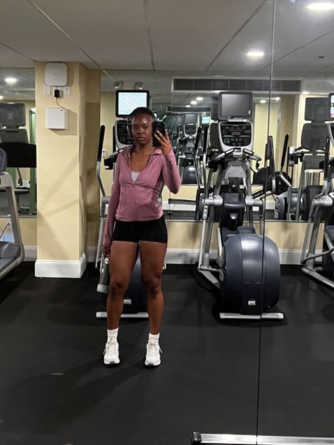 Workout Girl Aesthetic Black Women, Black Girls Gym Aesthetic, Gym Girl Black Aesthetic, Black Woman Fitness Vision Board, Black Workout Aesthetic, Gym Black Girlies Aesthetic, Black Gym Girl Aesthetic, Black Gym Girl, Gym Black Women