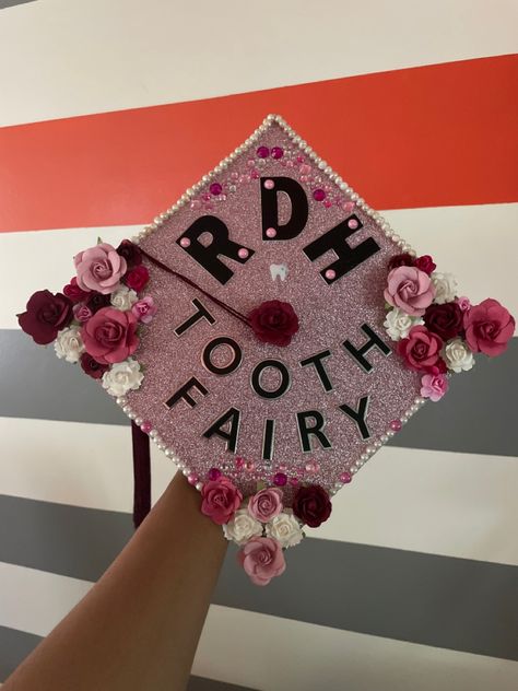 Rdh Graduation Cap Dental Hygiene, Tooth Fairy Graduation Cap, Tooth Graduation Cap, Dental Assistant Graduation Cap Ideas, Dental Hygiene Cap Decoration, Rda Graduation Cap, Dentist Graduation Pictures, Rdh Cap Decoration, Dental Hygienist Graduation Cap