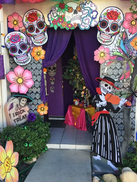 Dia De Los Muertos Trunk Or Treat, Dia De Los Muertos Door Decorating Ideas, Dia De Los Muertos Party Ideas, Mexican Halloween, Dia De Los Muertos Decorations Ideas, Outdoor Halloween Decor, Mexico Day Of The Dead, Day Of The Dead Party, Halloween Photo Booth