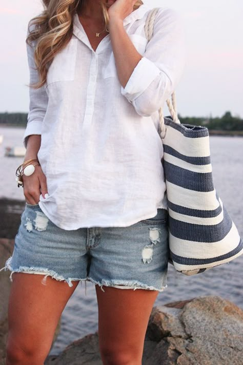 summer-weekend-cutoffs-shorts-cover-up-beach-lake-striped-beach-bag-via-stylecusp.com Capsule Wardrobe Essentials, White Linen Shirt, French Chic, Linnet, Spring Summer Outfits, Primavera Estate, Preppy Style, Look Fashion, Linen Shirt