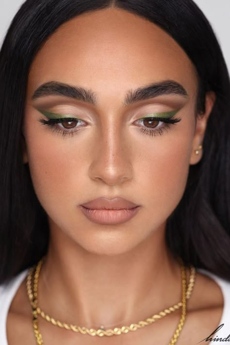 Fenty Face, Green Eyeliner, Christmas Makeup Look, Green Makeup, Glamorous Makeup, Green Eyeshadow, Makeup Eye Looks, Eyeliner Looks, Christmas Makeup