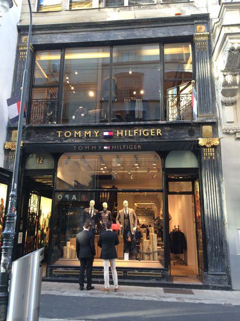 Tommy Hilfiger Aesthetic, Tommy Hilfiger Shop, Commercial Design Exterior, Retail Store Interior Design, Tommy Hilfiger Store, Storefront Design, Luxe Life, Shop Front Design, Fashion Wallpaper