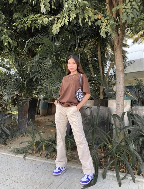 Brown outfit Brown T Shirt Outfit, Trouser Pants Outfits Casual, Brown Tshirt Outfit, Brown Clothes Aesthetic, Trouser Pants Outfits, Tshirt Outfit Summer, Beige Pants Outfit, Rectangle Body Shape Outfits, Brown Pants Outfit