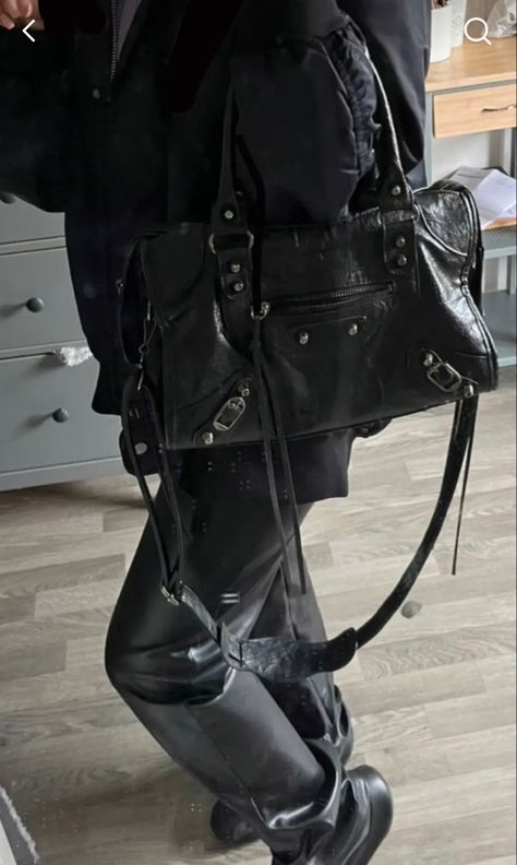 Balenciaga City Outfit, City Bag Outfit, Balenciaga City Bag Outfit, Uni Bag, Dream Bag, Black Balenciaga, Corporate Fashion, Bag Outfit, City Outfits