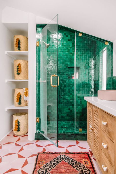 Green Tile Shower | Master Bathroom Sage Bathroom, Bathroom Green, Tile Steps, Colorful Interior, Interior Design Per La Casa, Bathroom Walls, Bad Inspiration, Bathroom Tiles, Green Tile