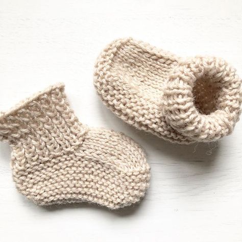 Free Knitting Pattern for Quick & Easy Baby Boots #knittingpatternsquick Baby Boots Pattern, Cardigan Til Baby, Knitted Baby Boots, Easy Baby Knitting Patterns, Knitted Baby Booties, Baby Booties Free Pattern, Knitting Clothes, Baby Booties Knitting Pattern, Knitting Patterns Free Sweater