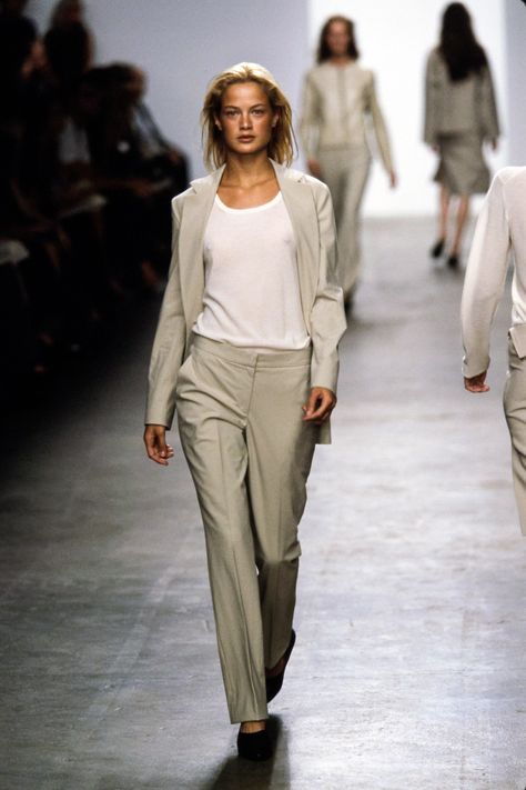 See the complete Calvin Klein Spring 1999 collection and 9 more Calvin Klein shows from the ‘90s. Calvin Klein 1990s Runway, 90s Minimalism Fashion Runway, Calvin Klein 1999, Carolyn Murphy 90s, Calvin Klein 90s Runway, 90s Minimalism Fashion, Calvin Klein Runway, 90s Workwear, 90s Minimalism