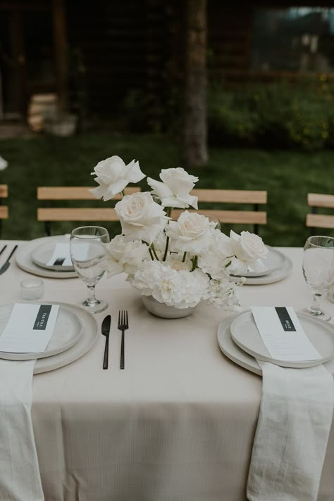 Modern Wedding Table Arrangements, White Tablecloths Wedding, Minimalistic White Wedding Decor, Photos On Tables At Wedding, Minimalistic Modern Wedding, Chic Minimal Wedding, White On White Table Setting Wedding, Wedding Banquet Table Flowers, Wedding Table Minimal