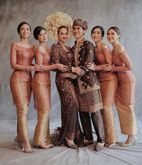 Bridesmaid Songket, Bridesmaid Kurung, Kebaya Bridesmaid Hijab, Songket Baju Kurung, Dres Kondangan, Bridesmaid Outfit Ideas, Baju Bridesmaid Hijab, Enzy Storia, Bridesmaid Kebaya