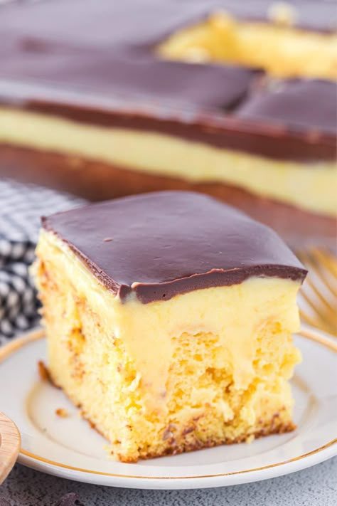 Cake Mix And Vanilla Pudding, Boston Cream Pie Poke Cake, Cream Poke Cake, Boston Cream Poke Cake, Boston Cream Cake, French Vanilla Cake, Peanut Butter Banana Muffins, Eclair Cake, Boston Cream Pie