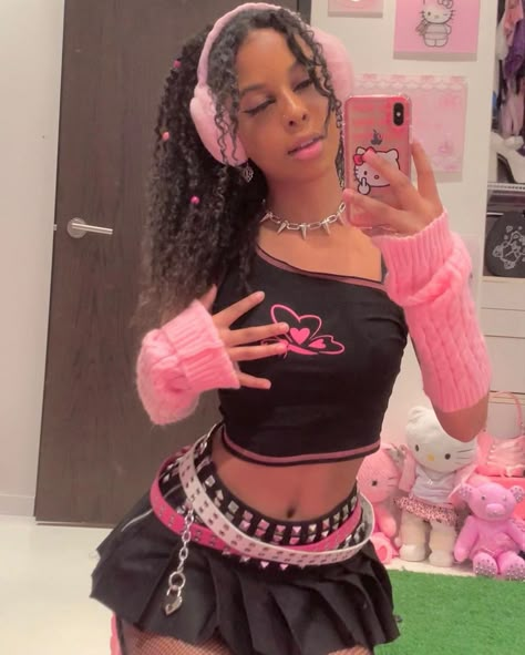 Shake Dat Shii, Y2k Girly Outfits Baddie, Y2k Bratz Aesthetic Outfits, Bimbocore Outfits Black, Y2k Birthday Outfits, Pink Grunge Outfit, Pink Goth Outfits, Girly Goth Outfits, Pink Goth Aesthetic