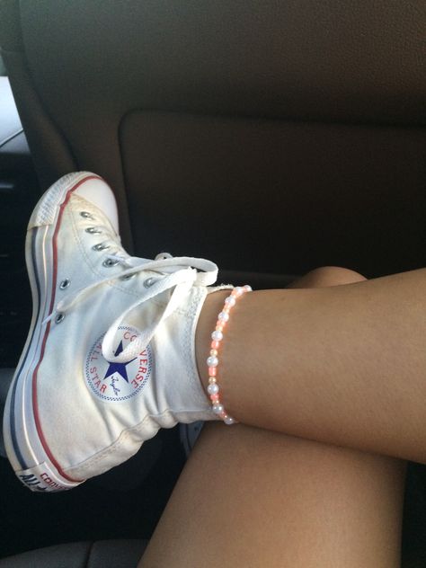 Anklet And Sneakers, White Chuck Taylors Aesthetic, Aesthetic White Converse, Converse Pictures, White Converse Aesthetic Outfit, White All Star Converse, Converse Summer, Spring Converse, Converse Shoes White