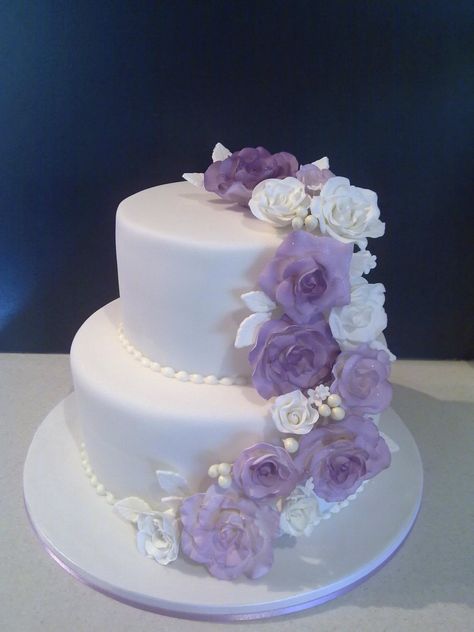 Lilac Wedding Cake 2 Tier, Purple White Wedding Cake, Aesthetic 2 Tier Purple Cake, Small Wedding Cakes Purple, Wedding Cake Designs Purple Lavender, White And Lilac Wedding Cake, Purple Wedding Cake Elegant 2 Tier, Wedding Cupcake Cake Ideas, Quince Cake Ideas Purple