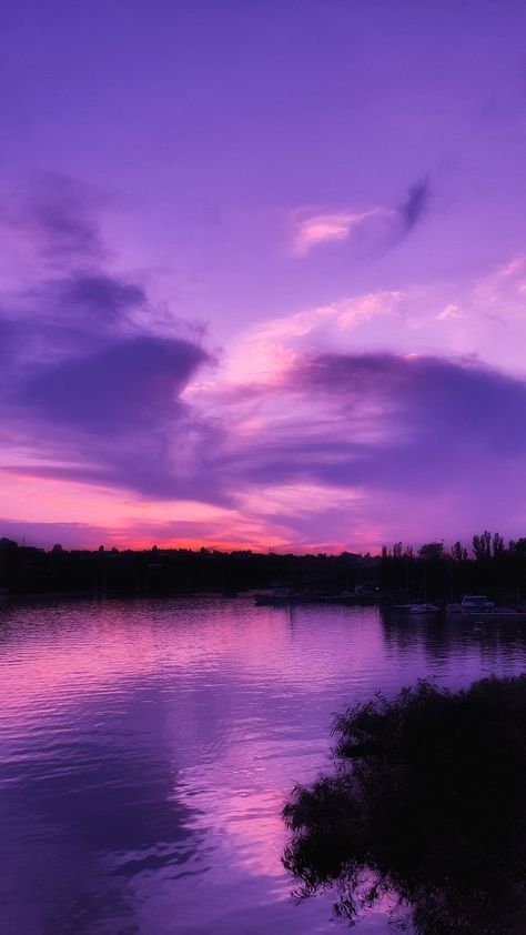 Purple Light Aesthetic, Beautiful Sky Pictures, Lilac Sky, Random Wallpaper, Iphone Wallpaper Stills, Cute Blue Wallpaper, Wallpapers Widgets, Lavender Aesthetic, Purple Sunset