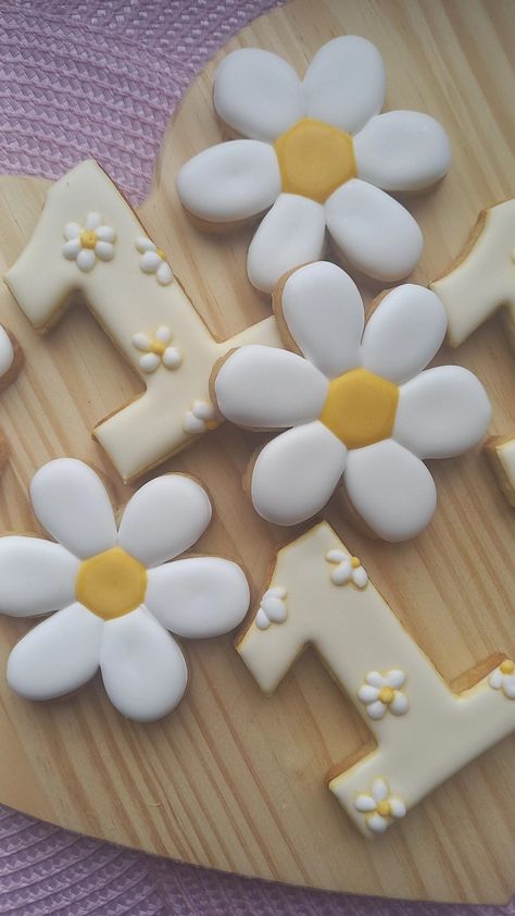 Biscoito decorado margaridas Daisy Themed Party Food, Daisy Desserts, Daisy Treats, Daisy Cookies, Flower Birthday Party, Daisy Birthday, Daisy Party, Spring Cookies, Number Cakes