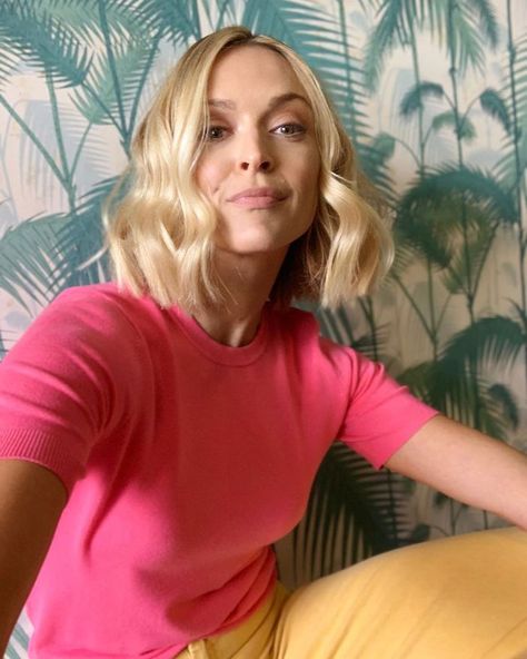 Fearne Cotton Hair, Yellow Blonde, Wand Hairstyles, Short Wavy Bob, Fearne Cotton, Cotton Hair, Wavy Bob, Hair Color Pastel, Celebrity Hair