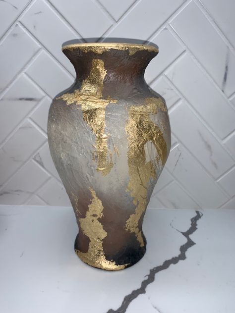 Gold Leaf Vase, Cement Vase, Ramadan 2023, Vase Diy, Leaf Vase, Decoupage Art, Painted Vases, Diy Vase, Metal Finishes