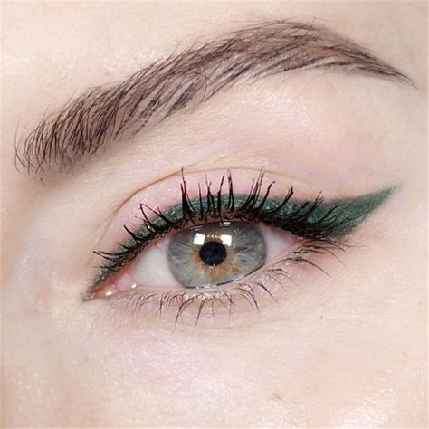 Hyperfem Makeup, Eyeliner Verde, Eyeliner Cateye, Eye Makeup Cut Crease, Make Up Designs, Eyeliner For Hooded Eyes, Paint Nails, Eyeliner Tips, Maquillage On Fleek