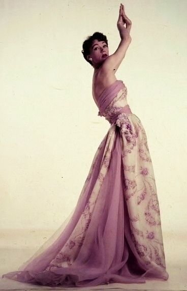 1953 Dior. Sophie Malgat is wearing a pale lilac silk print and chiffon gown from the Spring collection 50s Italy, Classical Outfits, Vintage Style Prom Dresses, Abstract Triptych, Dior Dresses, Dior Collection, Pale Lilac, Long Gowns, Fifties Fashion