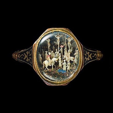 Renaissance “Crucifixion” Ring – Circa 1620  Country: France or Spain Materials: Ivory, Enamel, Gold  Albion Art Collection Ivory Ring, Historical Jewellery, Cameo Jewelry, Unusual Jewelry, Ancient Jewelry, Jewelry Inspo, Antique Jewellery, Antique Rings, Ring Verlobung