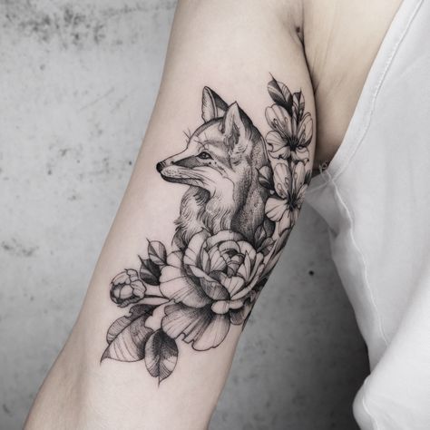 Mutterschaft Tattoos, Tattoo Black And Grey, Fox Tattoo Design, Mushroom Tattoos, Tattoos For Women Half Sleeve, Theme Tattoo, Geniale Tattoos, Fox Tattoo, Botanical Tattoo