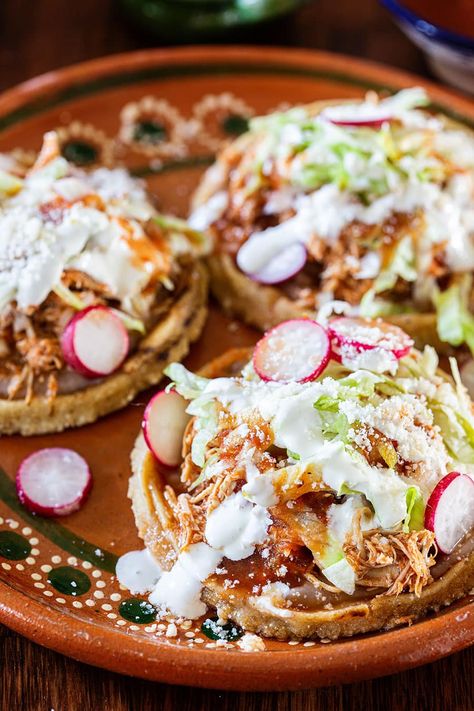 Mexican Sopes Recipe, Chicken Sopes Mexican, Easy Sopes Recipe, Sope Recipe, Sopes Mexican Ground Beef, Steak Sopes Mexican, Sopes Mexican, Mexican Sopes, Sopes Recipe